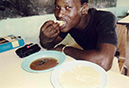 13 Mittagessen in der Schulkantine in Togo
